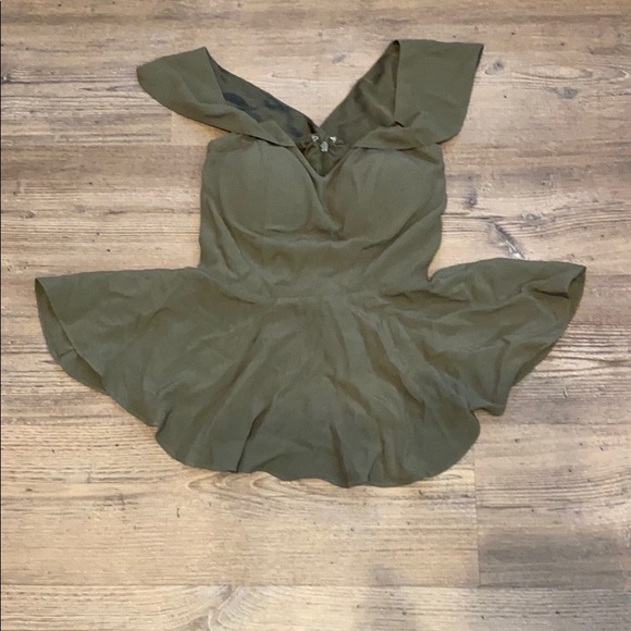 Bebe Army Green V-Neck Off Shoulder Drape Top 00 - Picture 4 of 7
